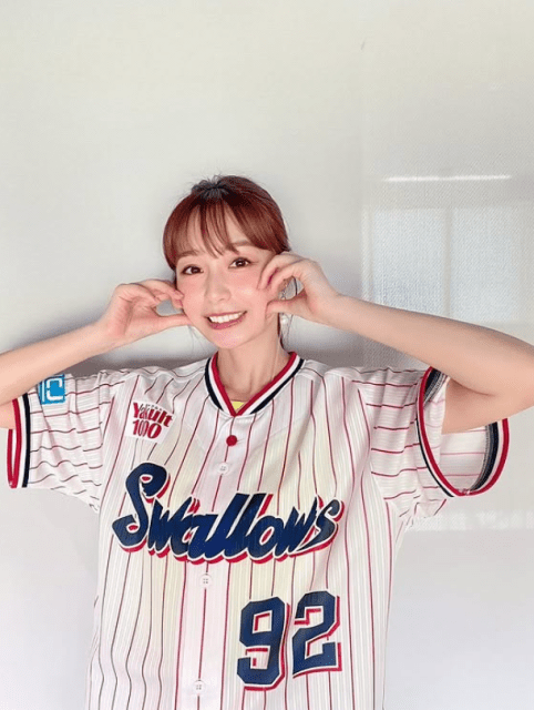 「ユニフォームとっても似合ってて可愛い」宇垣美里、激カワユニフォームで