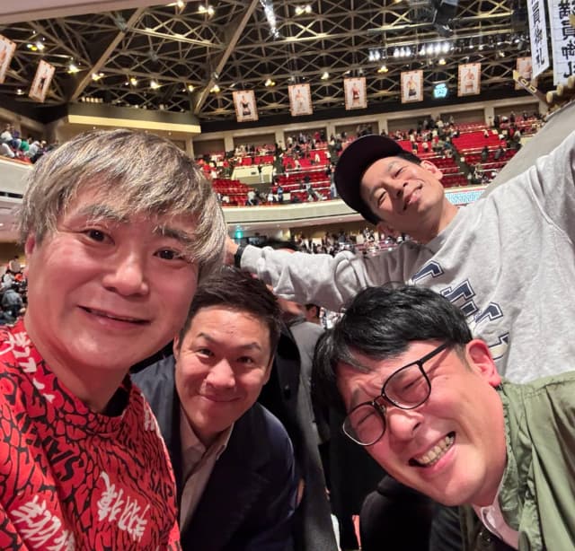 カラテカ入江、吉本同期と大相撲観戦に「同期って最高」と笑顔をみせる