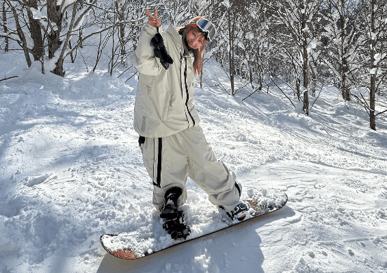 「可愛い！ホワイトお姉ちゃん」金髪のスノボ美女子、”映えすぎ標識”のゲレンデショットが誉れ高いと話題に！「控えめに言って、らぶ」