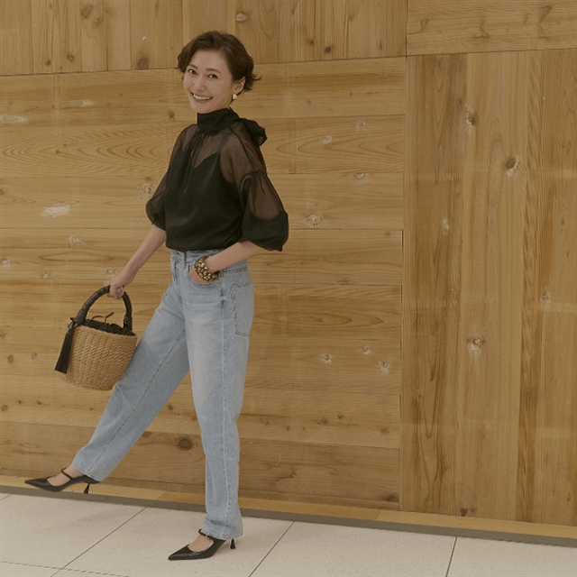 田丸麻紀のロケDAY！スラッとした立ち姿と黒のシースルーコーデに「洒落てます」の賛美