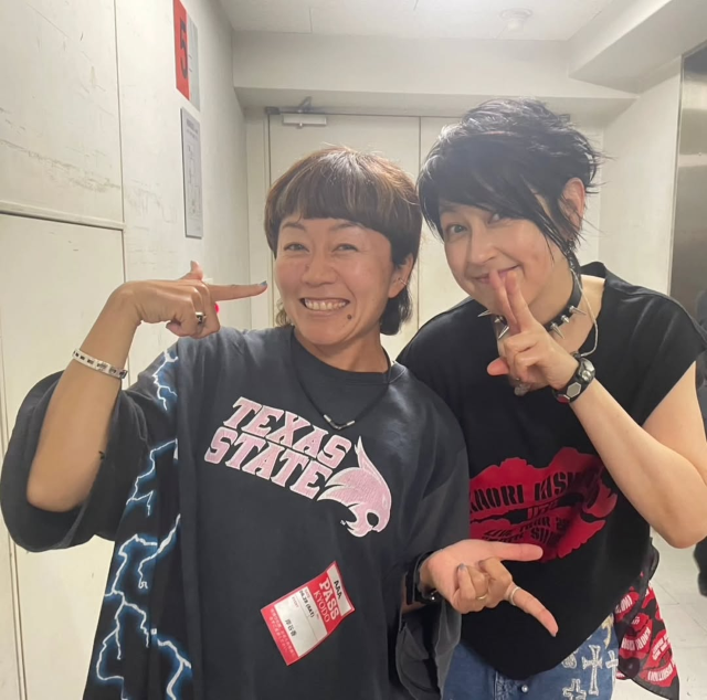 ロックなスタイルが新鮮⁉アテネ女子マラソン金・野口みずき、あの"80年代レジェンドガールズバンドボーカル"とツーショット！
