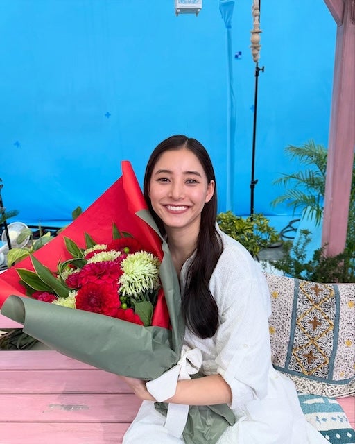 新木優子が花束ショットを公開！隣には山﨑賢人の姿も