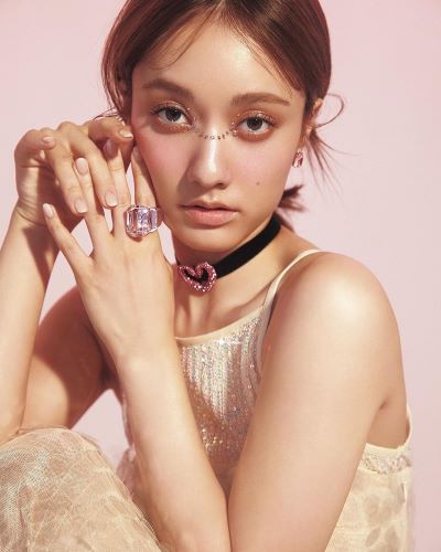 「めっちゃ綺麗✨✨」谷まりあの雑誌撮影のオフショットが話題に👀