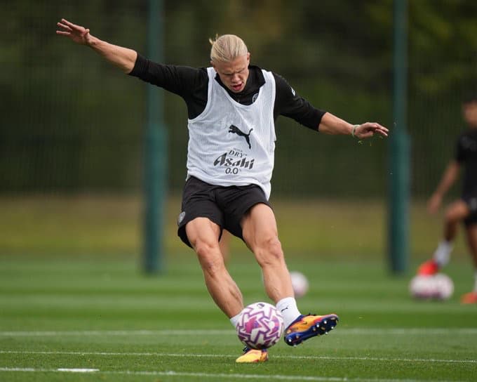 「ハーランド、マンチェスターでの練習風景公開　エースの存在感際立つ」