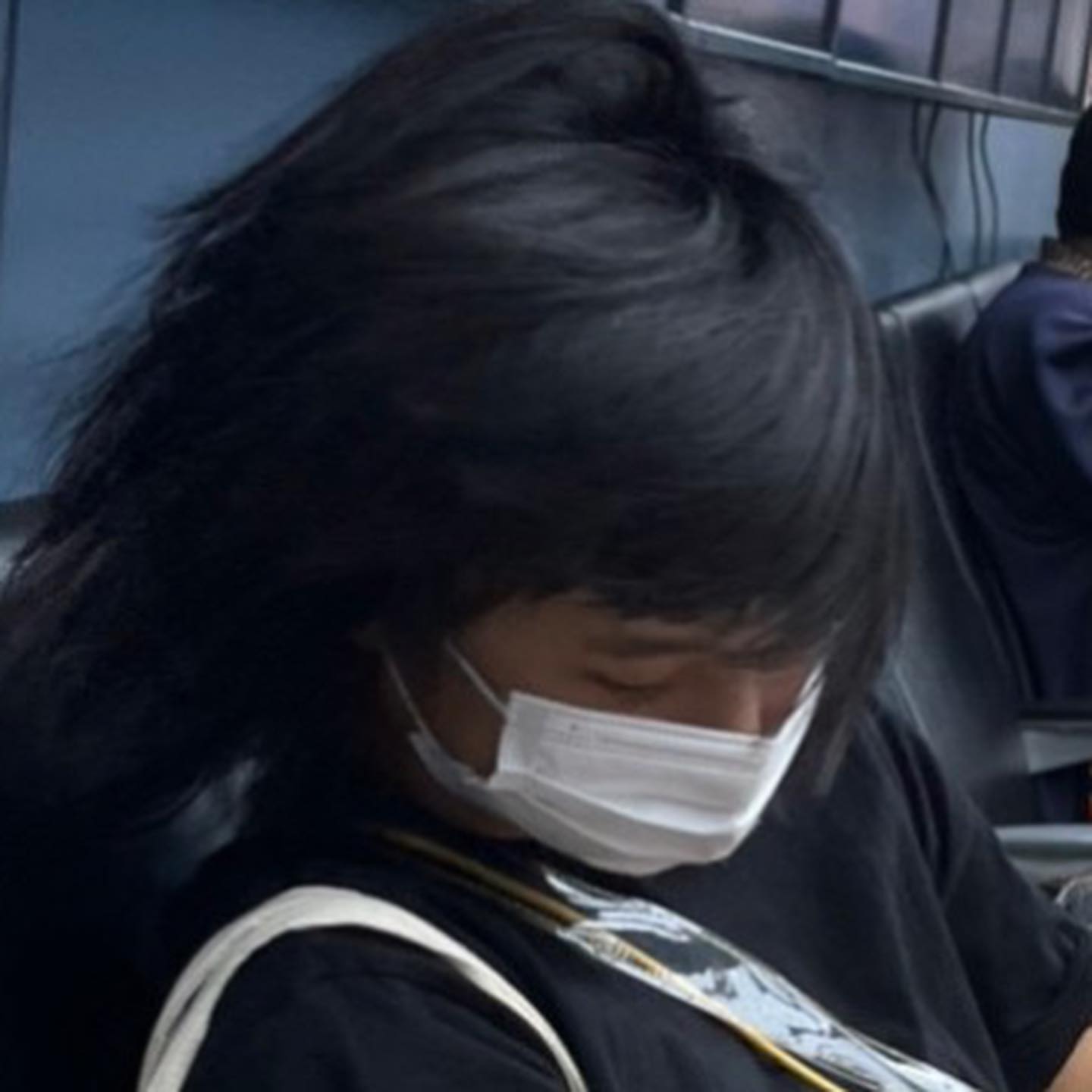 山之内すずさんが12時間のフライトを終えて衝撃の姿に...！？ファン大爆笑