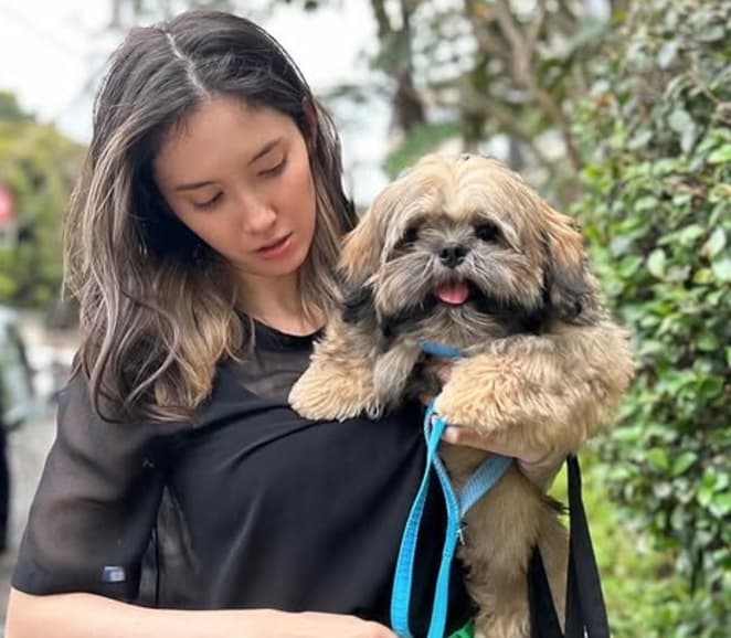 「髪の色がワンちゃんとお揃い？」市川紗椰、愛犬を片手で持ち上げる姿がワイルドすぎる！