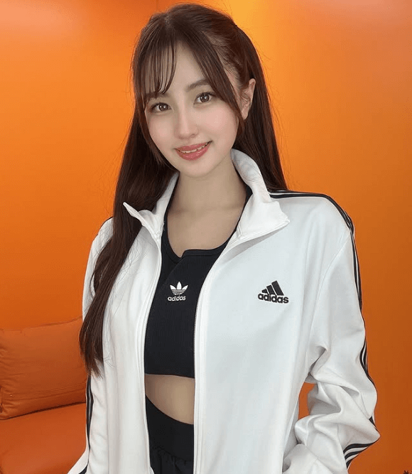 「スポーツウェアを着たカワイさ…日本一！」激カワ野球女子、美腹筋あらわな女神ショット披露に反響続々！