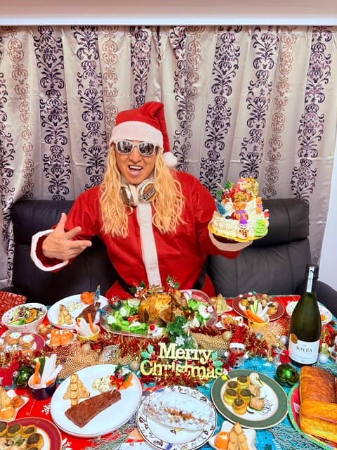 DJ KOOが我が家でサンタに変身！ファン「いつもより落ち着いてみえる」