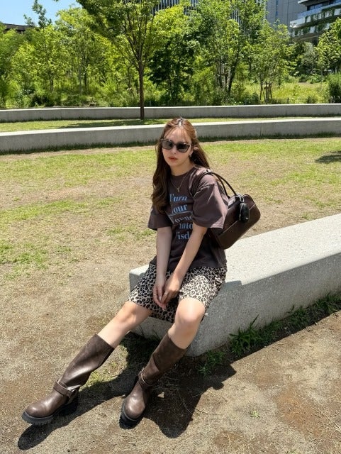 藤田ニコル、陽射しを味方にした“ブラウン主義”。大人の余裕が際立つ洗練のサマーコーデ