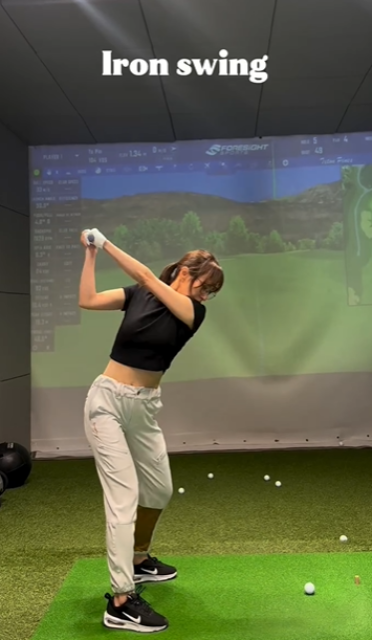 ヘソ出しスタイルでパワフルスイング！美女ゴルフタレントのナイスショットムービーにファン惚れ惚れ！