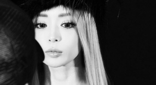 浜崎あゆみ、「ボスではなくリーダー」信念を語る圧巻のショット