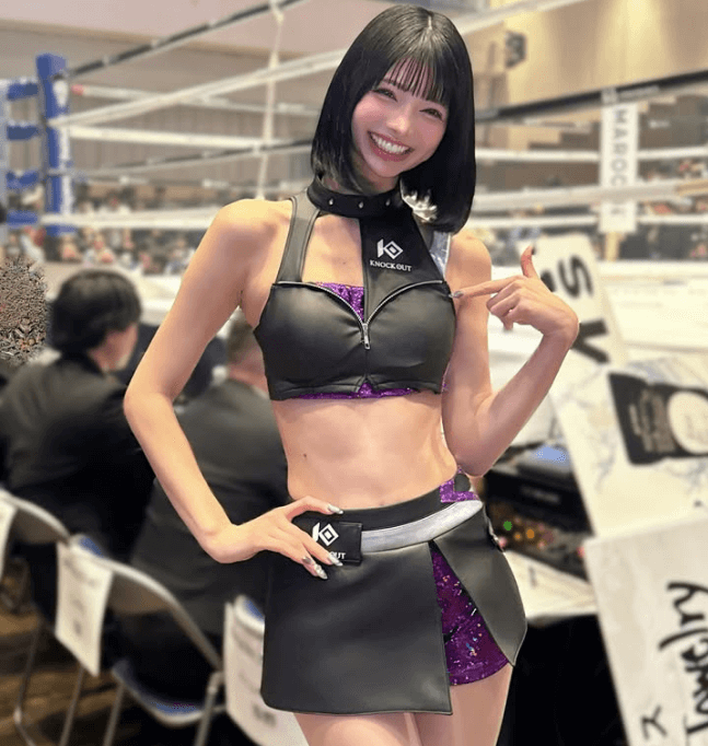 「可愛い、スタイルいい！」人気ラウンドガール、ブラック＆パープルの”会場ショット”にファン拍手喝采！