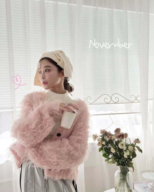 「ふわふわも本人も可愛い」バチェラー出演美女、ピンクのふわふわにアディダスを合わせた個性的なコーデ披露が話題に！