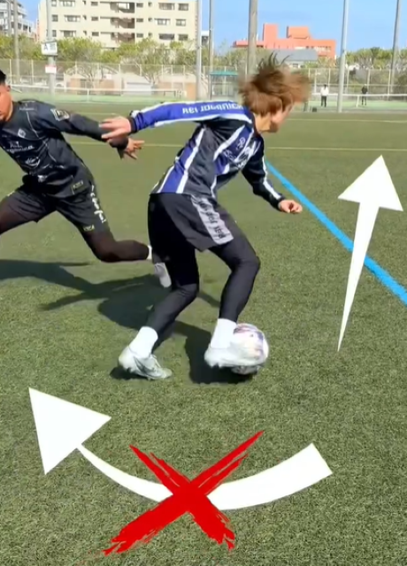フェイントを囮に使う！？サッカーコーチ・Takuya 「フェイクターンを使いこなせ！」
