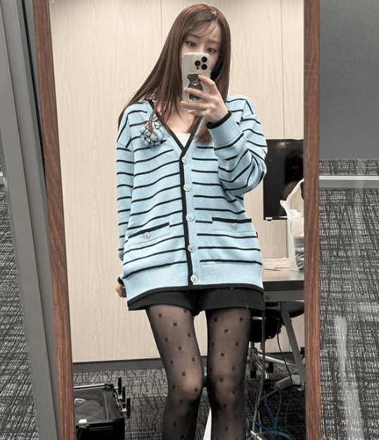 「可愛いし、スタイル抜群」人気モデル、“水色カーデ＆美脚タイツミニショット“を披露しファン大絶賛！「とてもおしゃれで可愛い」