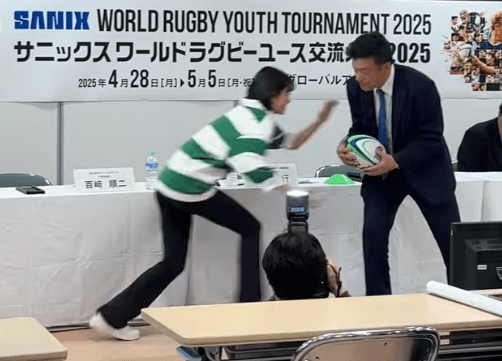 「社長にタックルしておきました」美女タレント、グリーンラガーシャツ姿で”乙女・タックル”を披露！ファン歓喜「スクラム組もうぜ！」