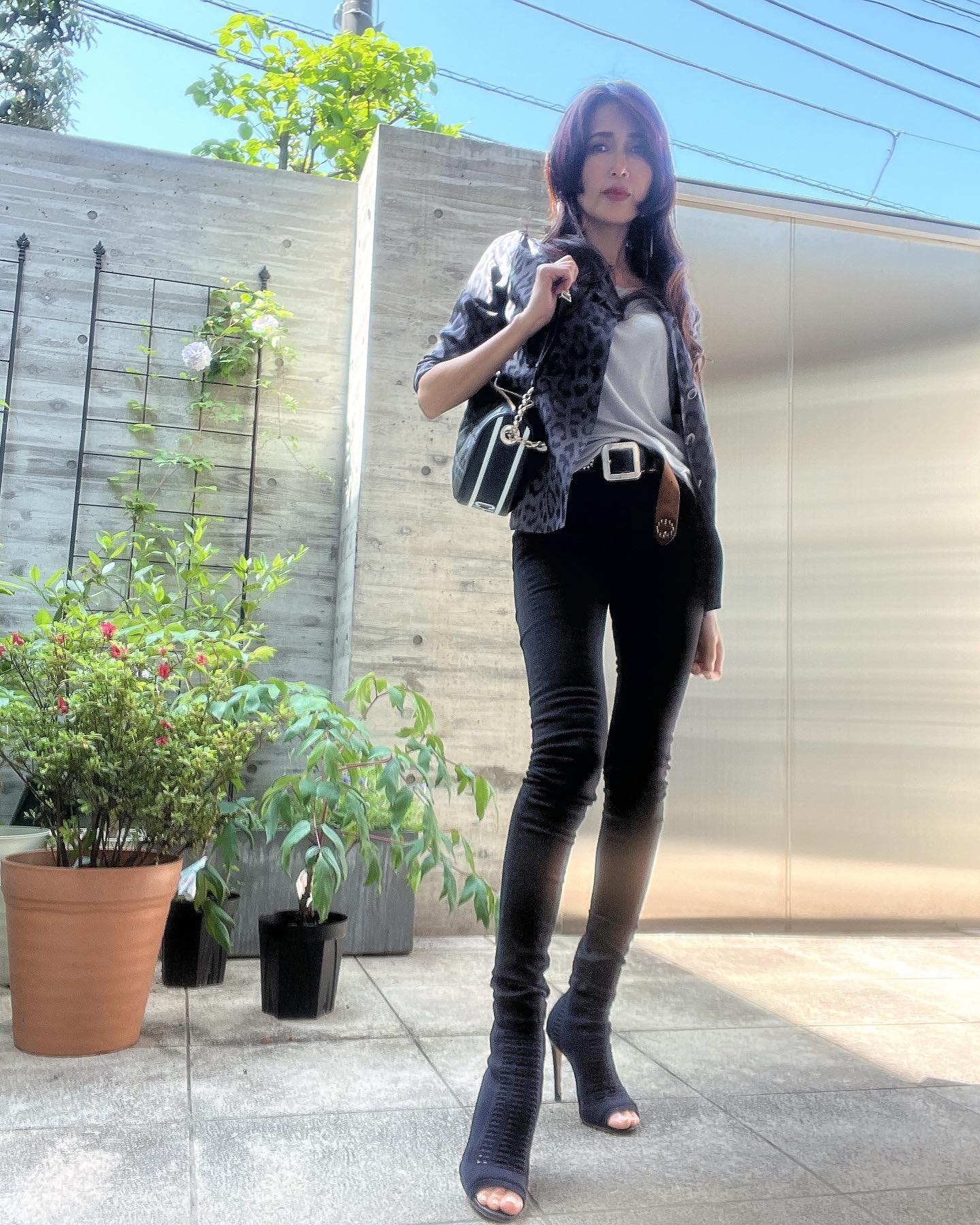 「足長すぎる😮💜💜💜」工藤静香さん、スタイル引き立つコーデを公開✨