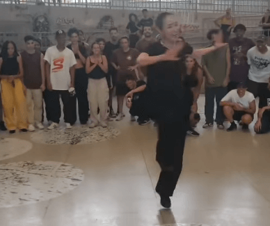 「ブラジル国民大熱狂！」カリスマ美女ダンサー、大観衆が取り巻く空間で絶技を披露！大反響「はぁぁ、鳥肌立ちました！」