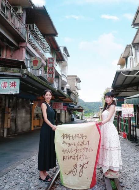 ちとせよしのが台湾観光で念願のランタン飛ばしを体験！