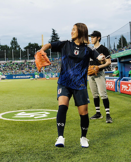 「ホンットに可愛い！」なでしこ‘‘エース’’  始球式のオフショット公開 サウスポー姿でファン魅了