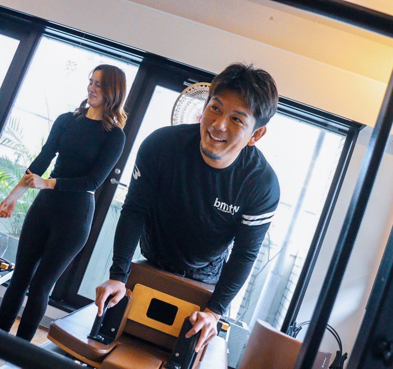 「女の子がやるもんと思ってた」皇治、初ピラティスでインナーマッスル覚醒