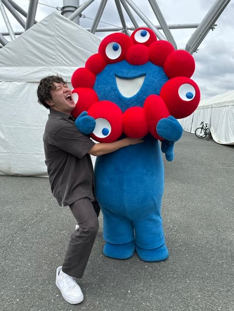 「ミャクミャクやー！！」エハラマサヒロが万博キャラクターミャクミャクとツーショットへ