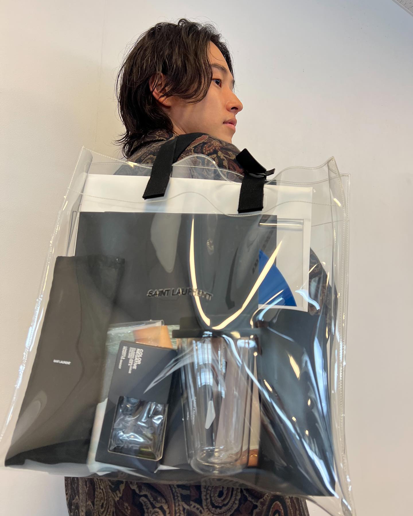 広瀬すずと熱愛💓山﨑賢人がサンローランからのサマーギフトを公開！