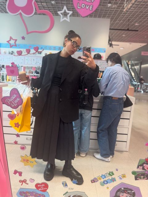 佐田真由美、黒のモードで韓国を闊歩。直感で店選びに失敗しても、食欲と好奇心で突き進む自由な一人旅。