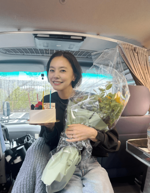 「本気で気づかずびっくり」浅見れいな、一足早めの誕生日祝いにニッコリスマイル！