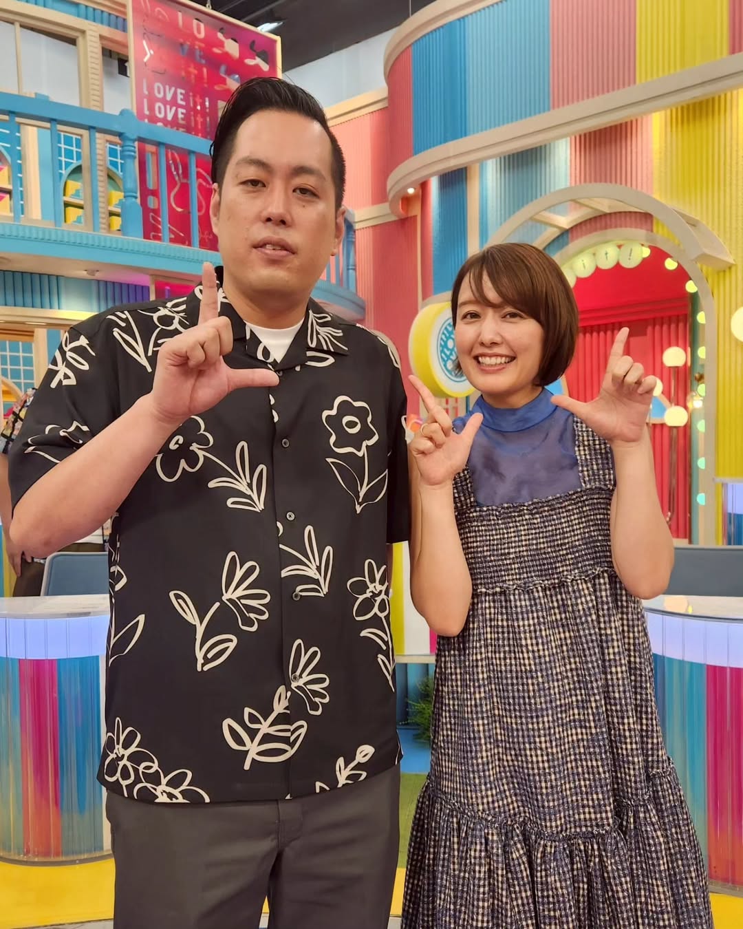 アナウンサー・中村仁美が出演番組オフショットで仲の良い姿を披露！