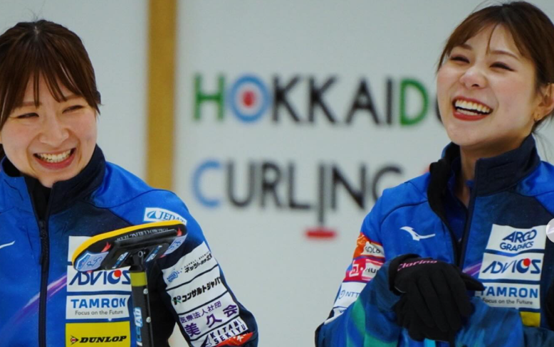 吉田夕梨花、ロコ・ソラーレ仲間と大爆笑！弾ける笑顔ショット公開