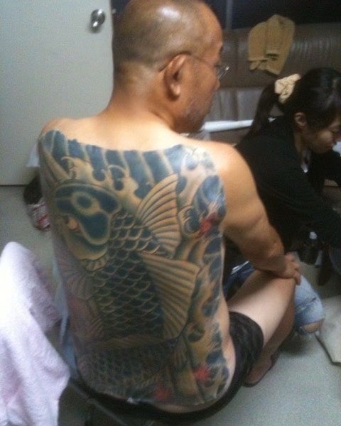 笑福亭鶴瓶さんの背中一面に鯉の刺青が❗️❓ファンも「迫力ありすぎです😂」「急に怖い人とInstagram友達になったかと」驚愕😵