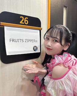 「衣装可愛すぎじゃん」超人気アイドル ”肩出し”新衣装に絶賛の声