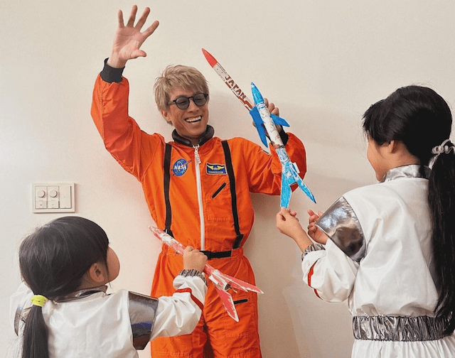 田村淳 宇宙服で家族大喜び😊「良い父ちゃんですね✨」