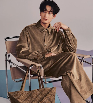 話題のドラマ『1122 いいふうふ』に出演中の人気俳優がLOEWEコーデを披露「かっこよすぎて何も言えねぇ」