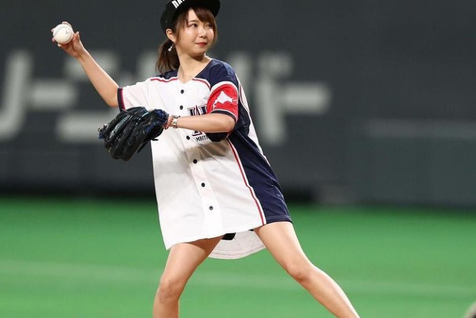 「始球式いいなぁ！7年前も今も可愛い」美女ダーツプロ、激レアな”秘蔵・始球式のピッチングフォト”を公開！反響続々