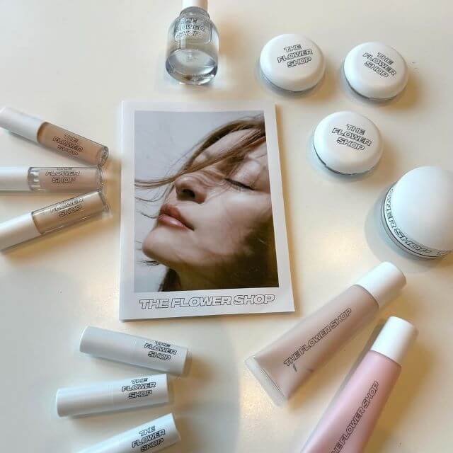 hitomiさんの美しさ際立つ！THE FLOWER SHOPの洗練されたコスメたち