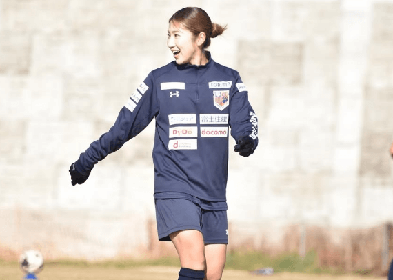 「お団子ヘアー可愛い！」美女サッカー選手・仲田歩夢、ファン待望の”練習風景ショット”を複数公開！「いつも綺麗です」