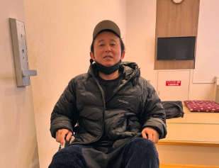 有吉弘行、スタジオでの車椅子エピソードを投稿！ファンから体調を気遣う声が続々！