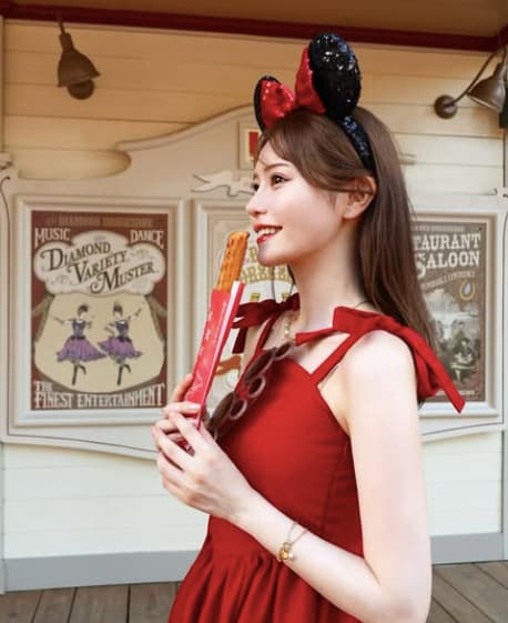 元AKB48・込山榛香、ディズニーランドへ！綺麗なミニーコーデを披露！
