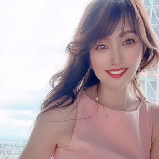 あの美魔女が高層ビルの窓際で魅惑のポーズ！「お綺麗すぎ」「ナイスバディー」とファン悶絶