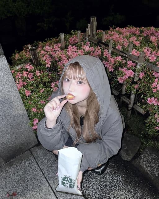 「ベビーカステラだーいすき」希空、フードパーカー姿で浅草の祭りを楽しむショットを公開！