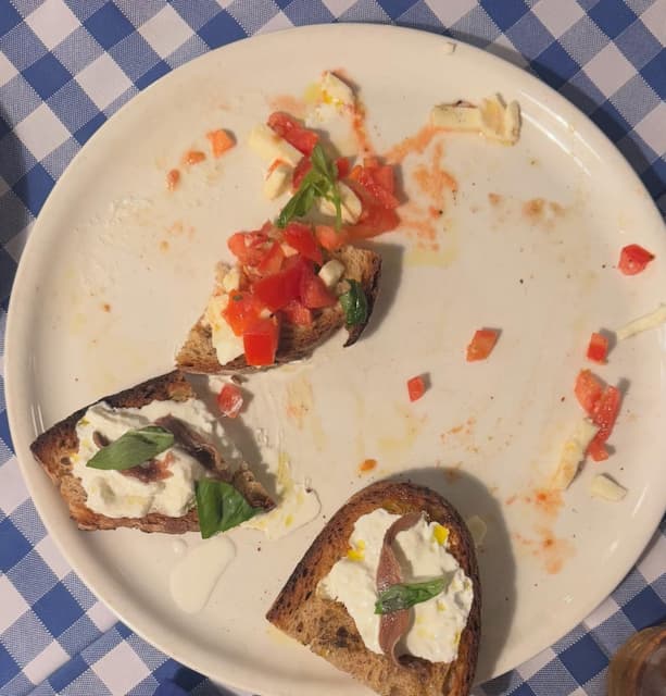 「卒業旅行の若者たちも沢山いた！」あいみょんが“イタリア”オフショットを公開