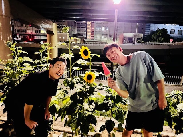 東京03飯塚、大阪公演3日目を満喫！ひまわりとスイカバーで夏の風情を楽しむ