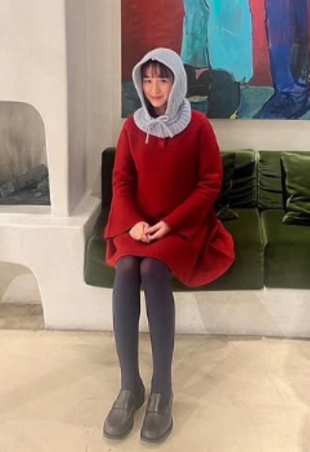 まるでお人形さん！堀田真由が赤のワンピースでクリスマスを祝う