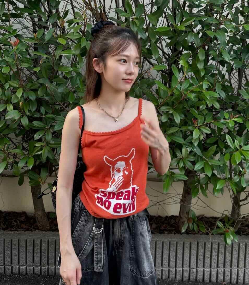 夏はやっぱり派手色！川口葵がキャミソールトップスを公開