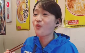 「朝ラーの女神」篠原梨菜アナ、背脂ラーメン動画に視聴者悶絶「笑顔に癒される！」