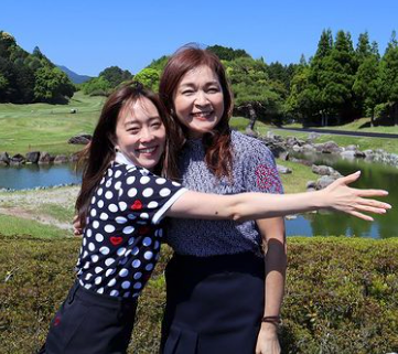 「お母さん綺麗〜っ👏❤️」石川佳純が母の日に母娘ショットを公開し大反響🌹「そっくり〜」