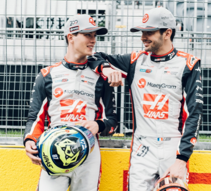 F1 ハースが祝福！200戦目で魅せた“ドレスアップ姿”が話題