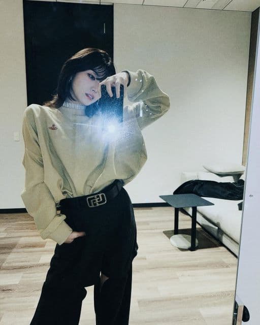 「色味も春っぽくて良き」元AKB48・岡田奈々、斬新なデザインのカッコいいコーデを公開！